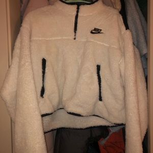 Nike women’s fluffy crop sweater with zip pockets